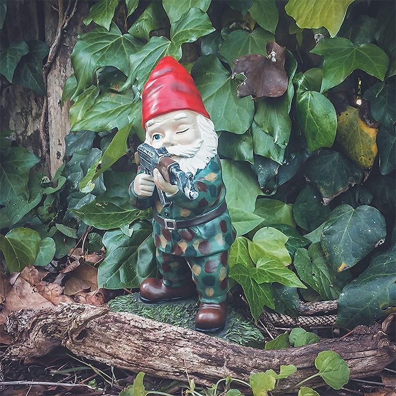 Nain de jardin camouflage avec casque – Le commandant du jardin