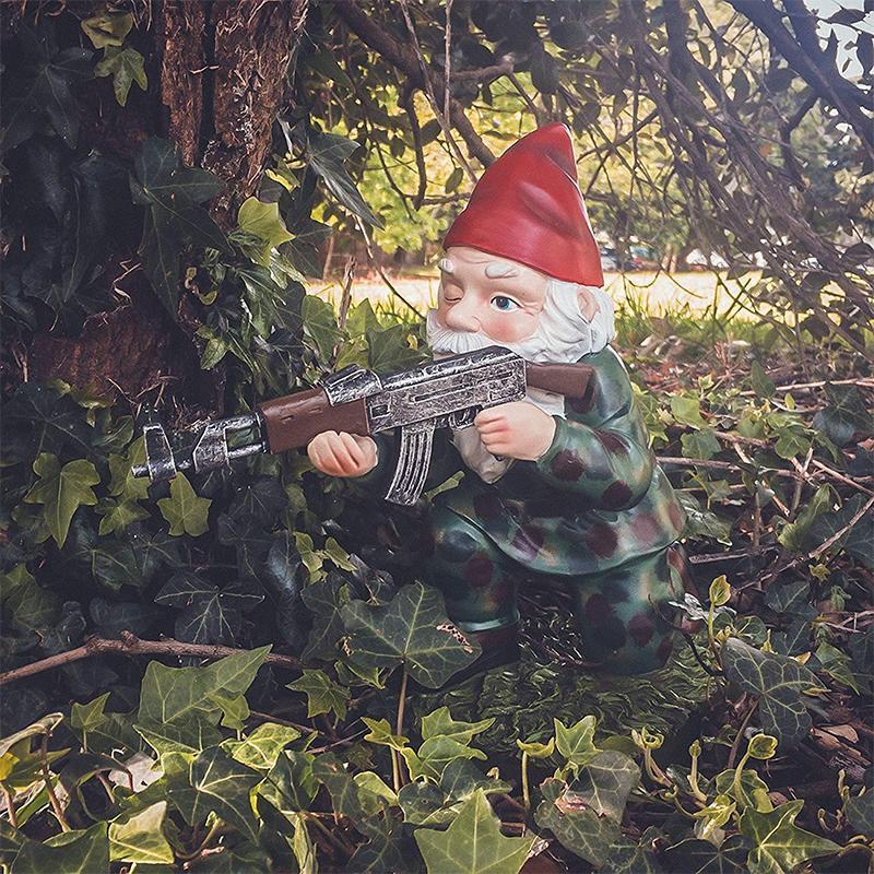 Nain de jardin camouflage avec casque – Le commandant du jardin