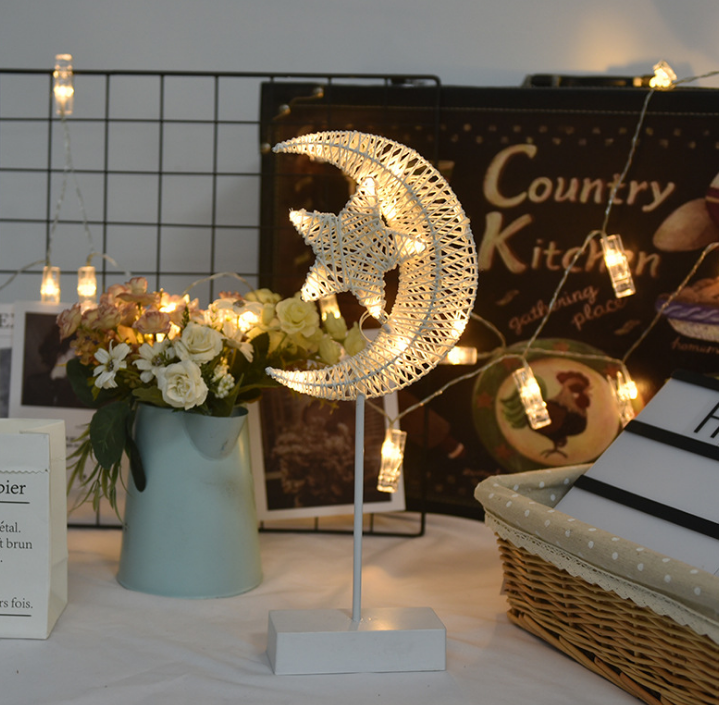 Aurina – Lampe déco LED romantique en rotin