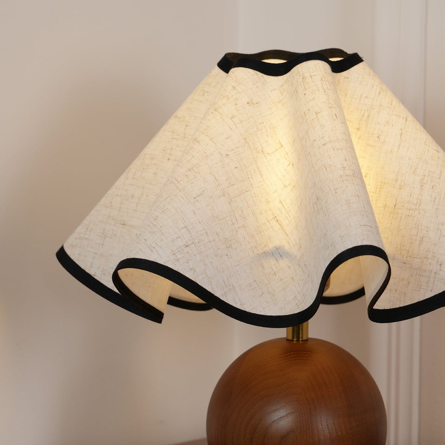 Lina – Lampe de Table Vintage en Bois Style Rétro