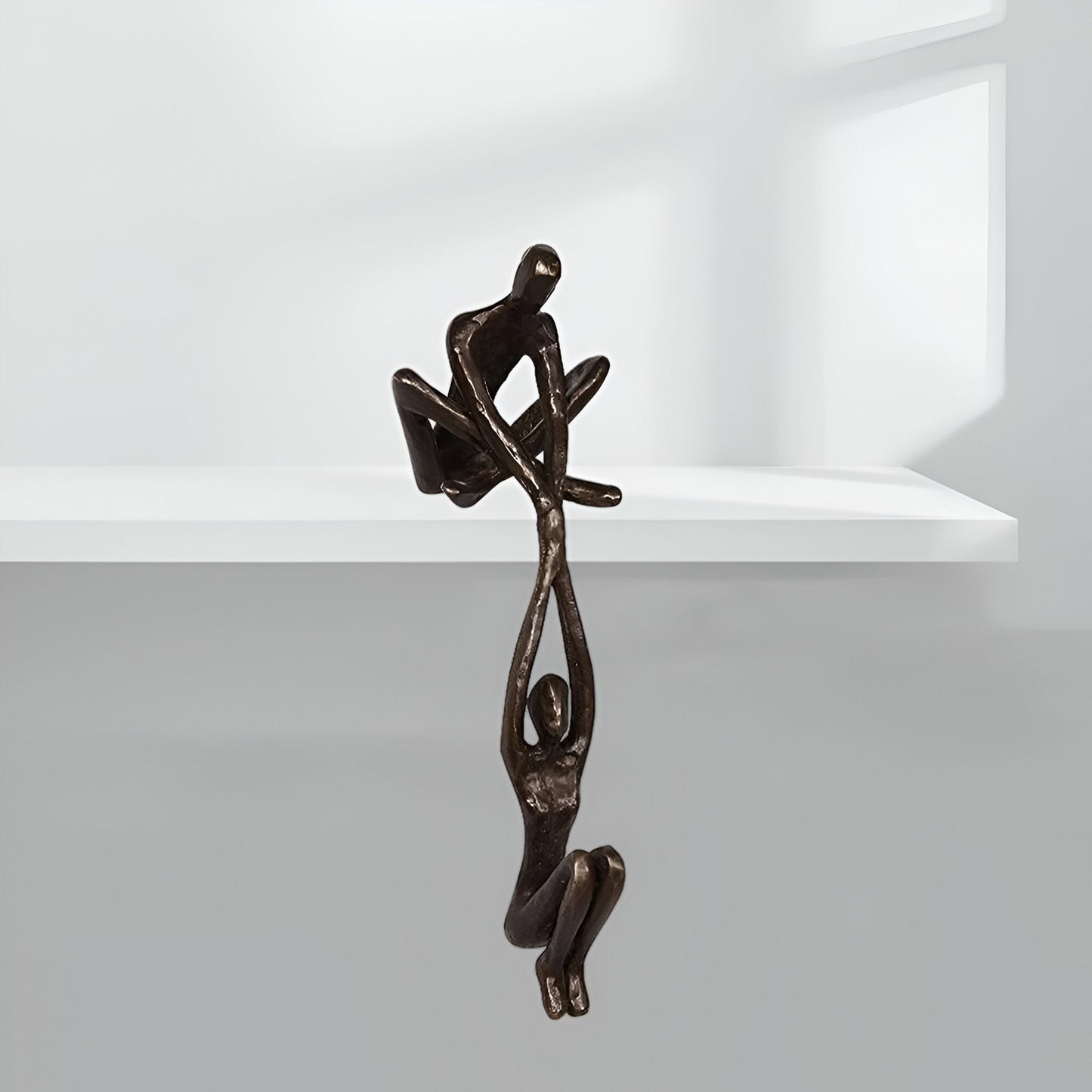 DynamicDuo - Statue artistique d’un homme portant une femme