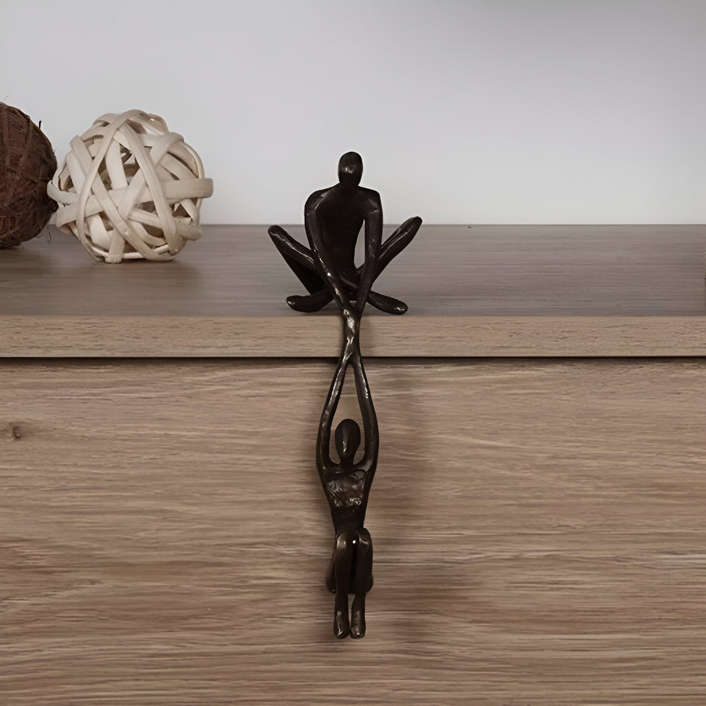 DynamicDuo - Statue artistique d’un homme portant une femme