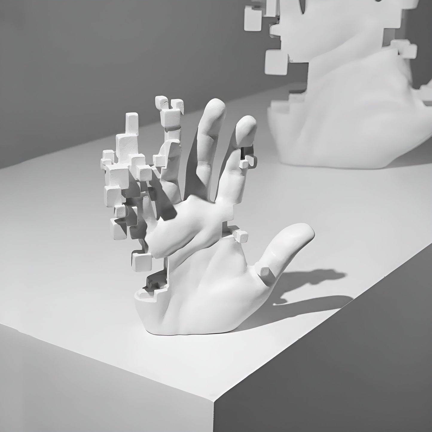 Main Mosaïque – Statue abstraite en résine représentant une main glitch artistique
