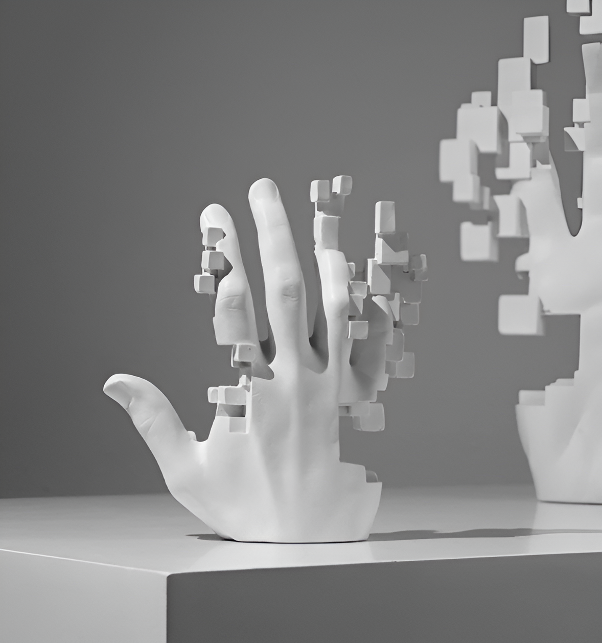 Main Mosaïque – Statue abstraite en résine représentant une main glitch artistique