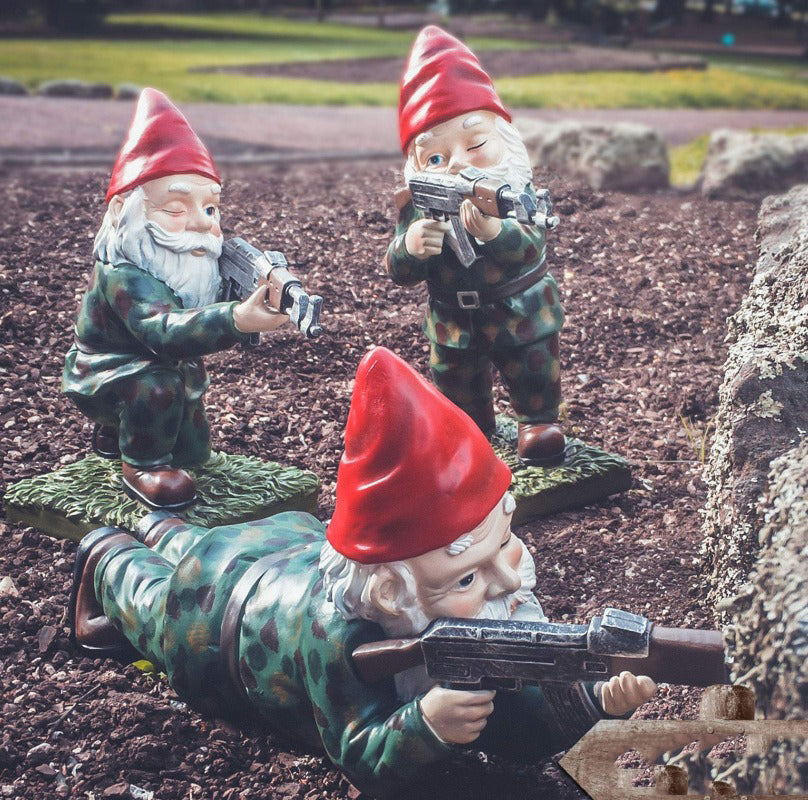 Nain de jardin camouflage avec casque – Le commandant du jardin