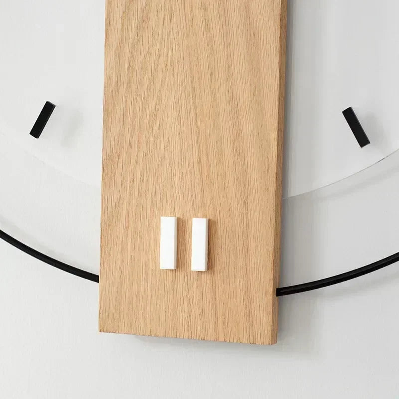 Holzwanduhr mit leisem Ticken