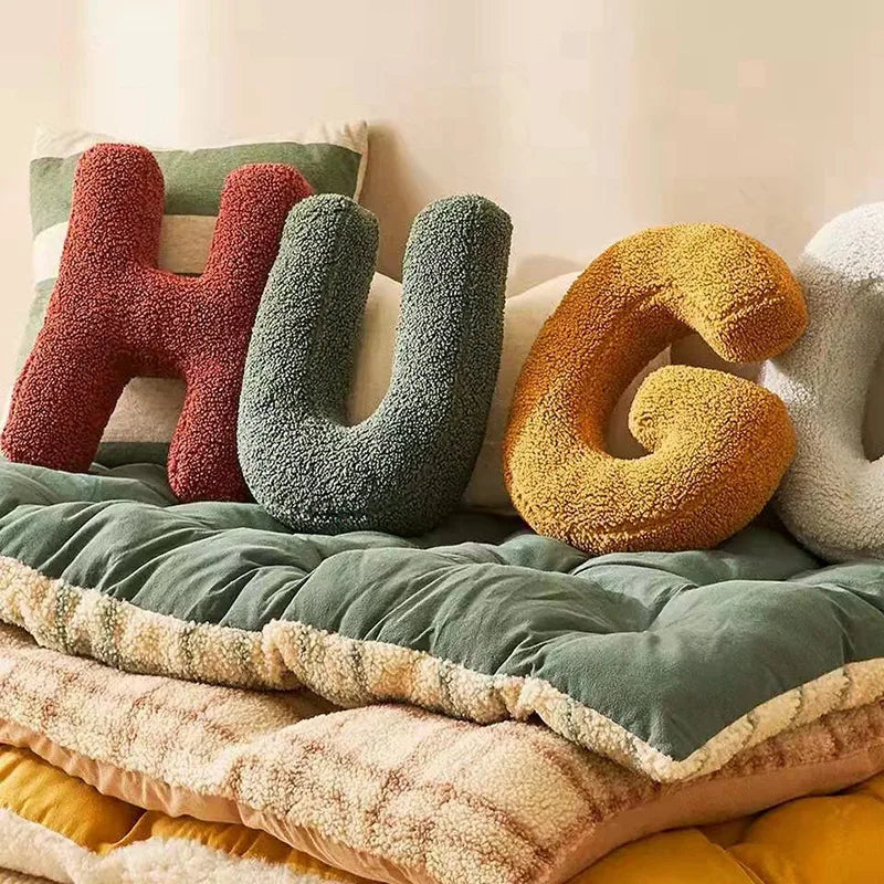 Lexa – Coussin moelleux en forme de lettre en peluche