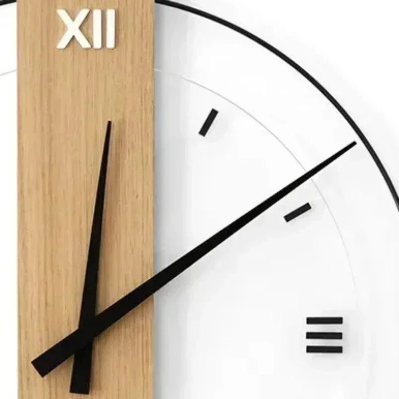Holzwanduhr mit leisem Ticken