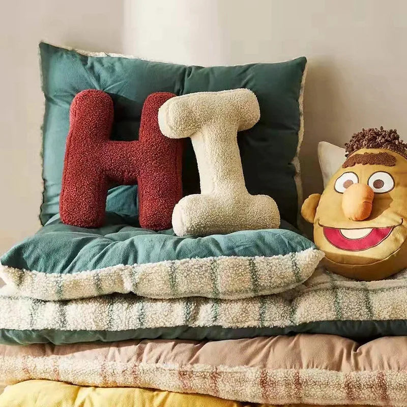 Lexa – Coussin moelleux en forme de lettre en peluche