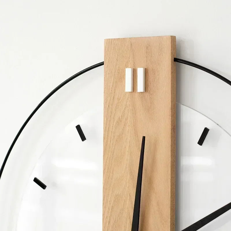 Holzwanduhr mit leisem Ticken