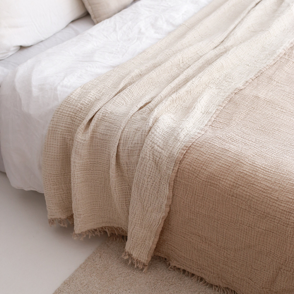 Couverture de gaze légère à bords effilochés