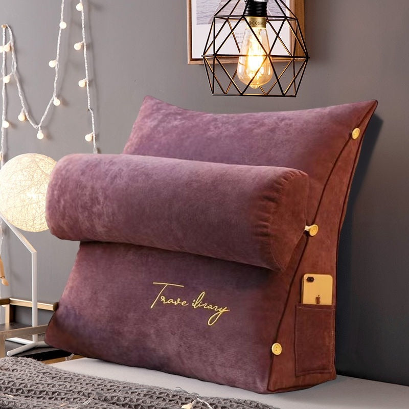 Pilar – Coussin triangulaire avec broderie & appui-tête