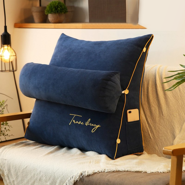 Pilar – Coussin triangulaire avec broderie & appui-tête