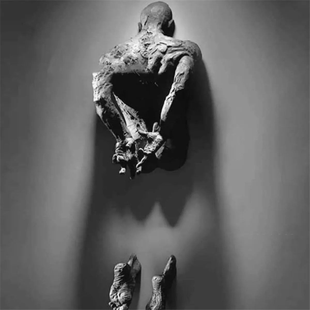 Noir – Sculpture murale | Homme à travers le mur