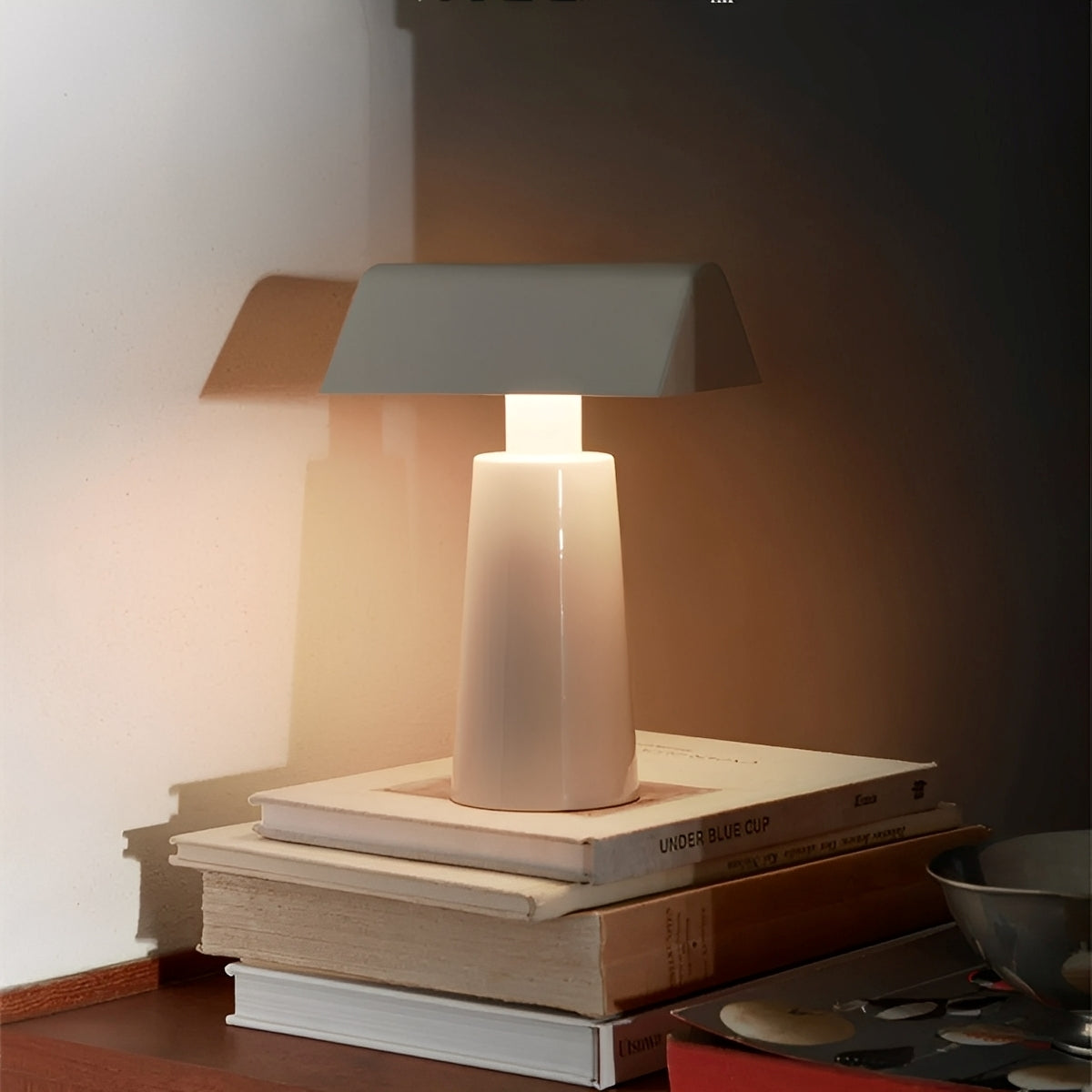 Eira – Lampe de table LED moderne