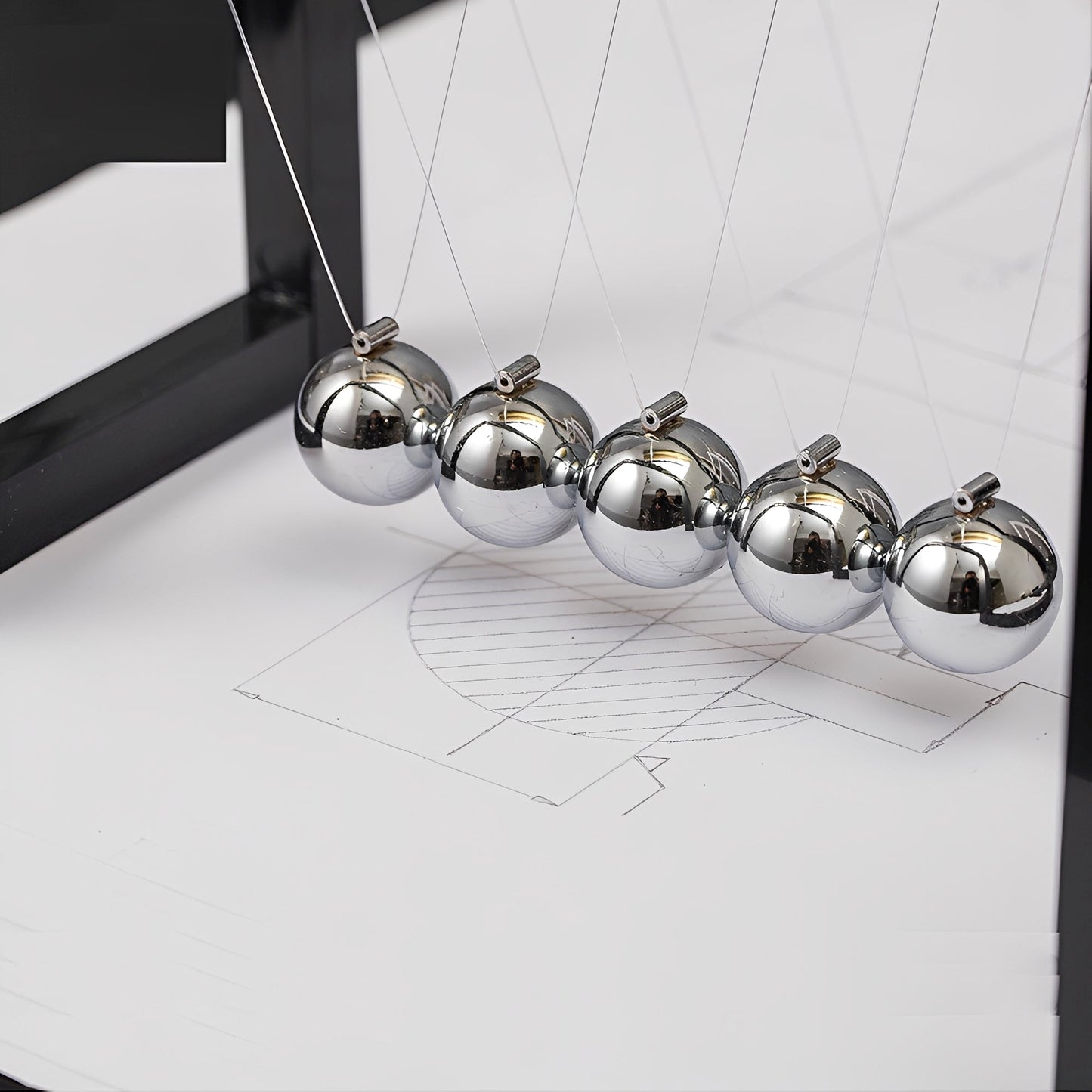 Auron – Objet d'Équilibre Créatif Noir et Blanc