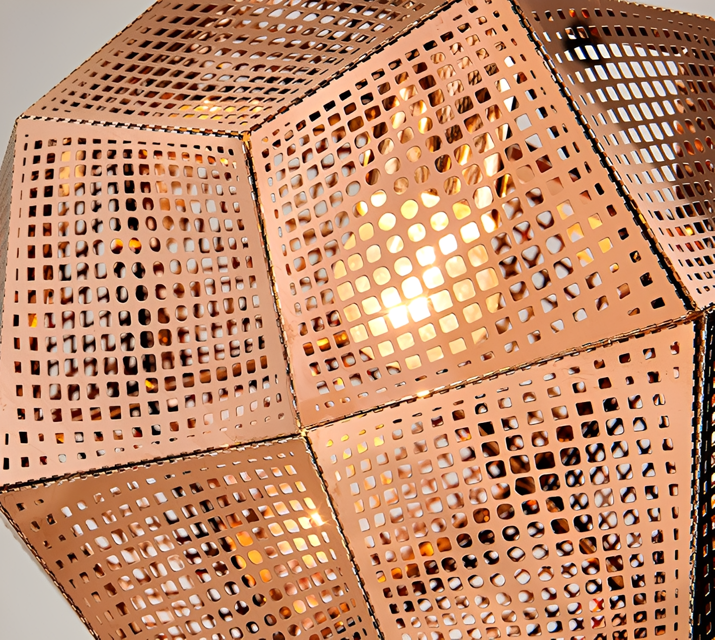 Celeste – Suspension géométrique avec structure en grille