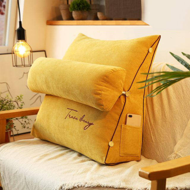 Pilar – Coussin triangulaire avec broderie & appui-tête