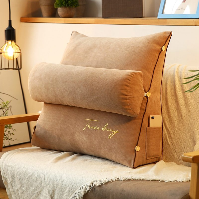 Pilar – Coussin triangulaire avec broderie & appui-tête