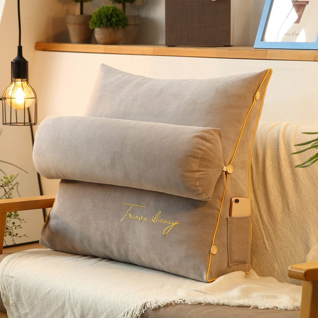 Pilar – Coussin triangulaire avec broderie & appui-tête