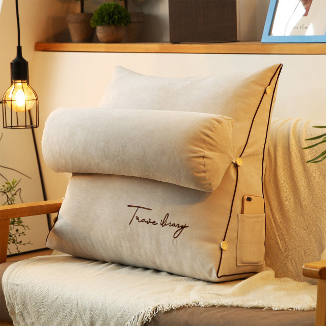 Pilar – Coussin triangulaire avec broderie & appui-tête