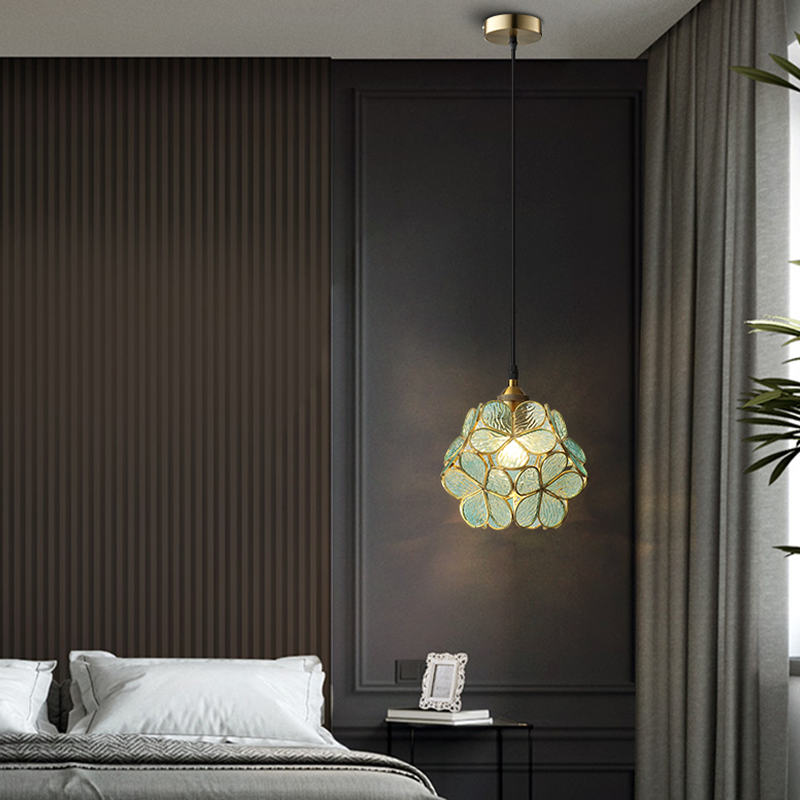 FleurVerre – Suspension florale en verre soufflé délicat