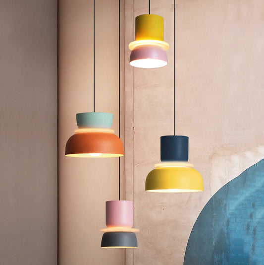 Lampe suspendue LED moderne et colorée