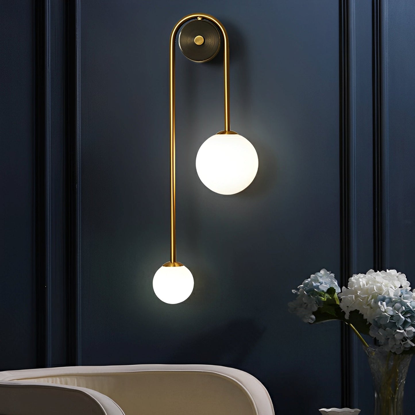 Selene – Applique en laiton avec verre opale