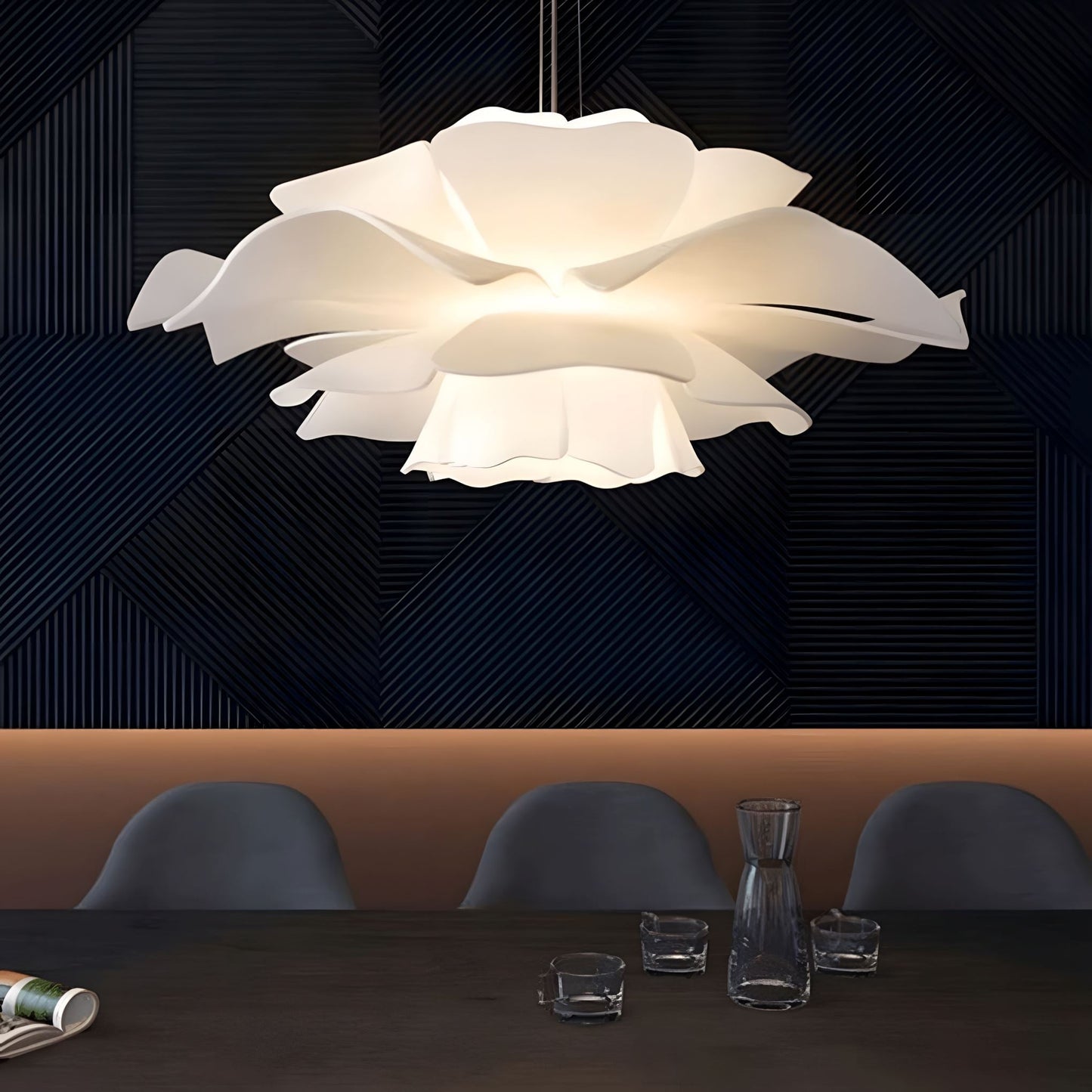 Brilliance imminente : suspension florale moderne