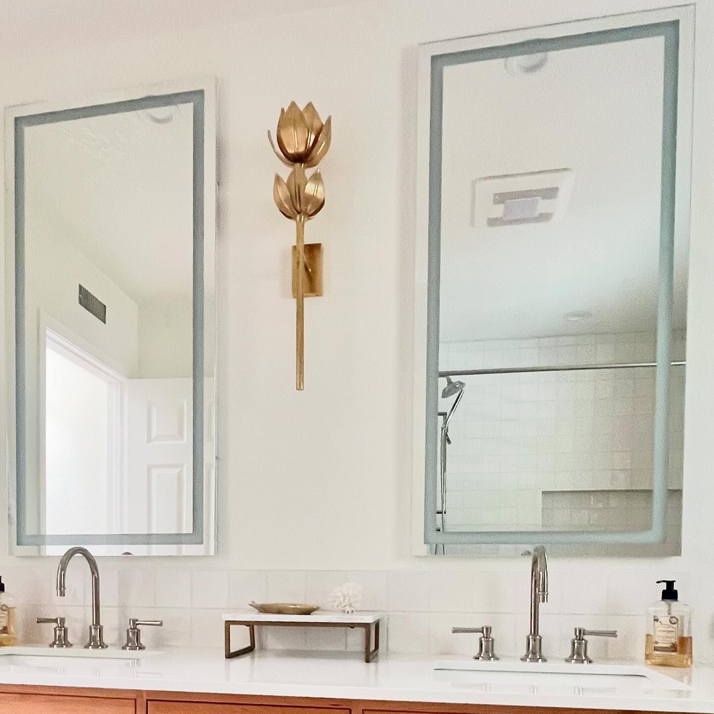 Yumi – Applique Murale Fleurs Moderne