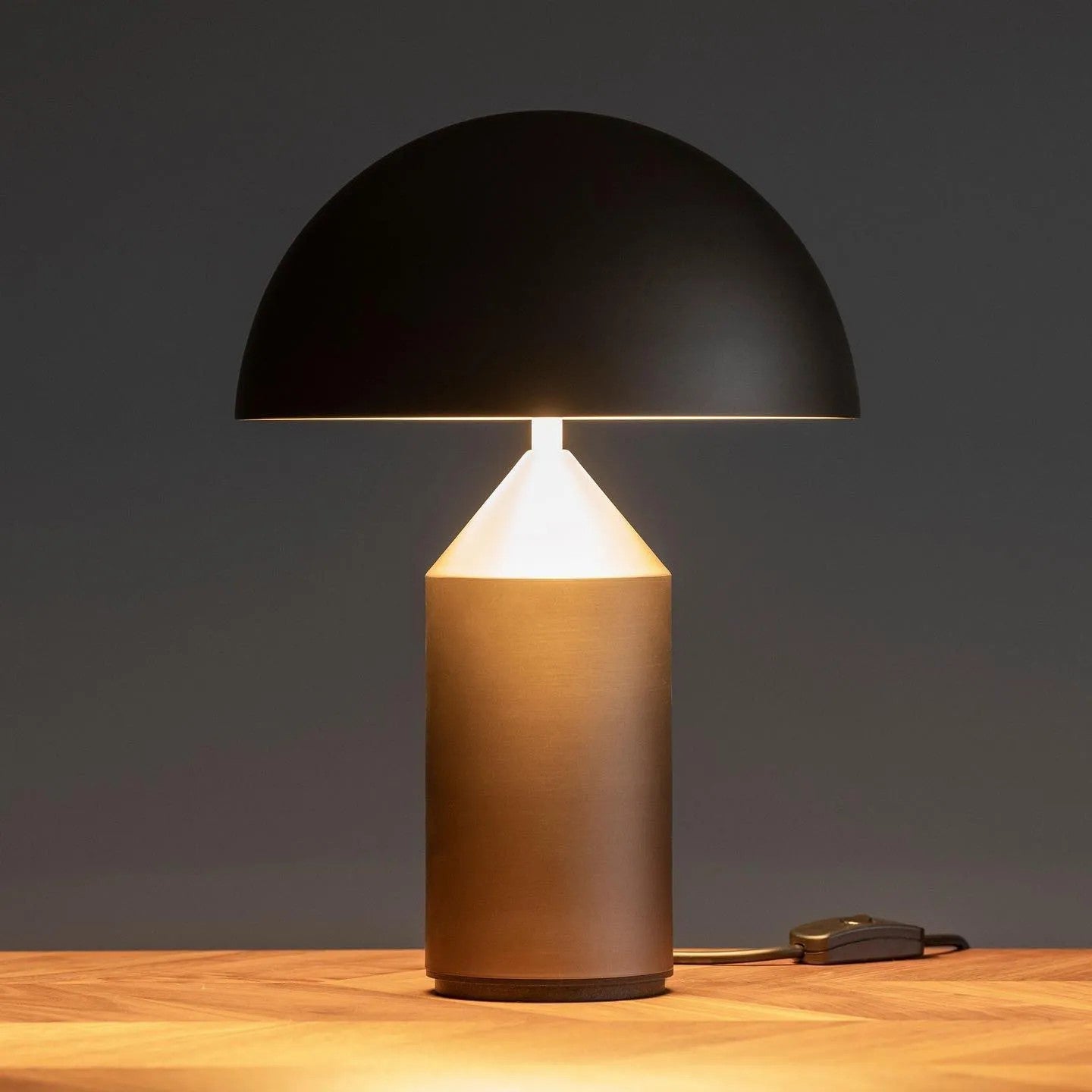 Stella – Lampe de table en métal design sculptural