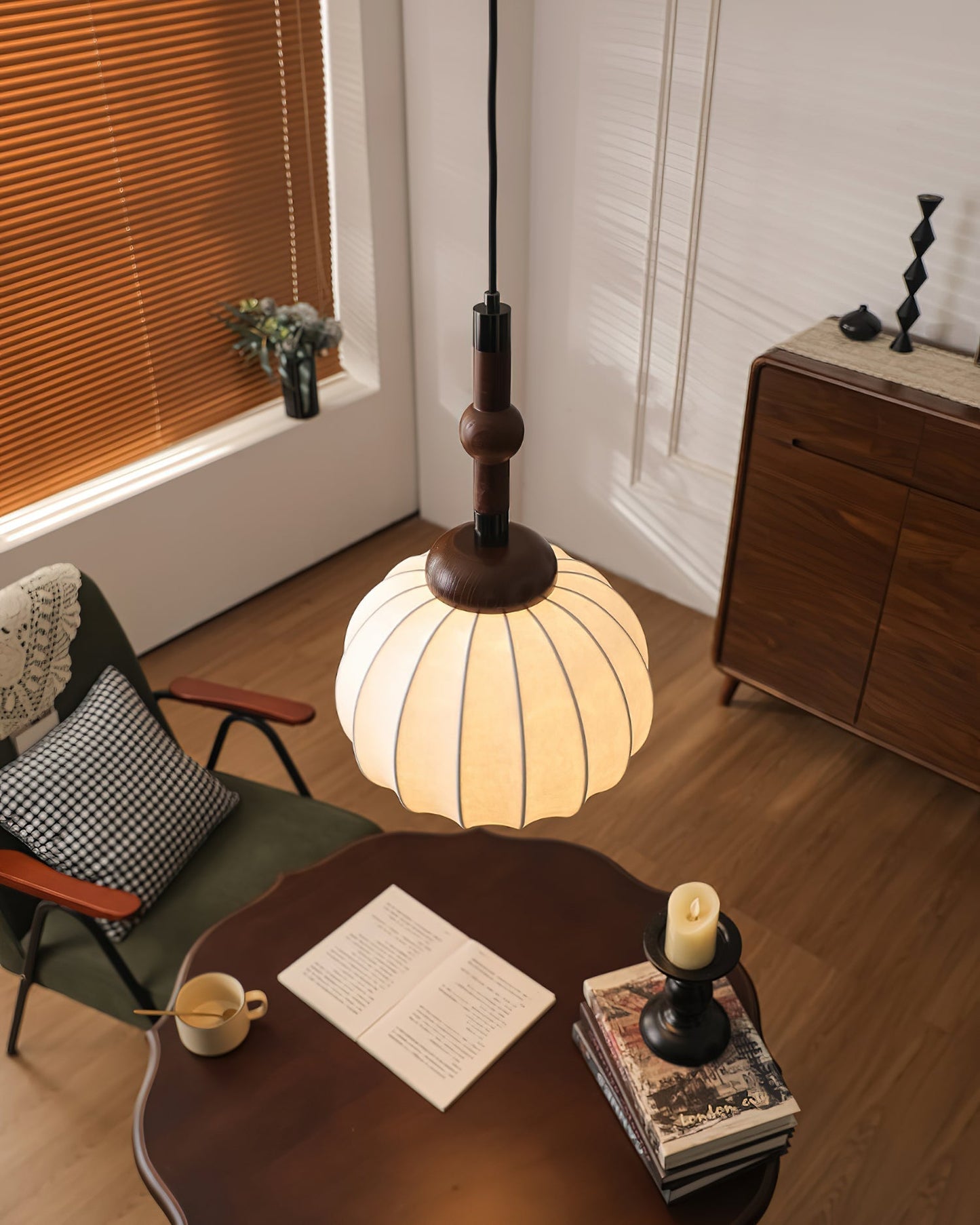 Gaya – Suspension en soie avec doux éclat