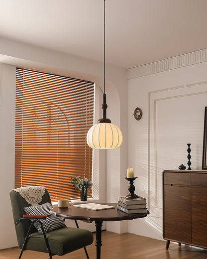 Gaya – Suspension en soie avec doux éclat