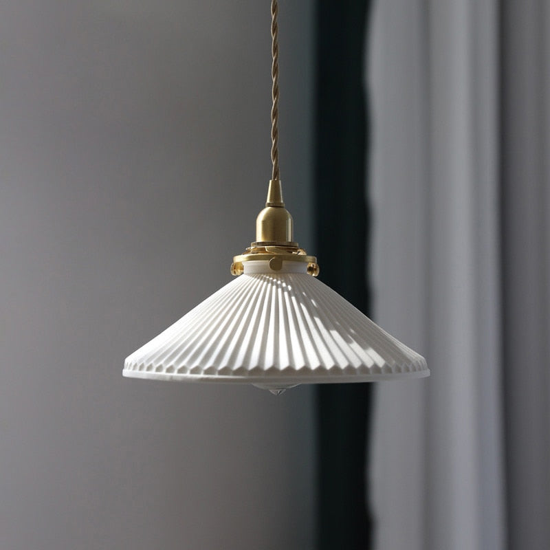 Sayuri – Lampe suspendue en céramique blanche et laiton