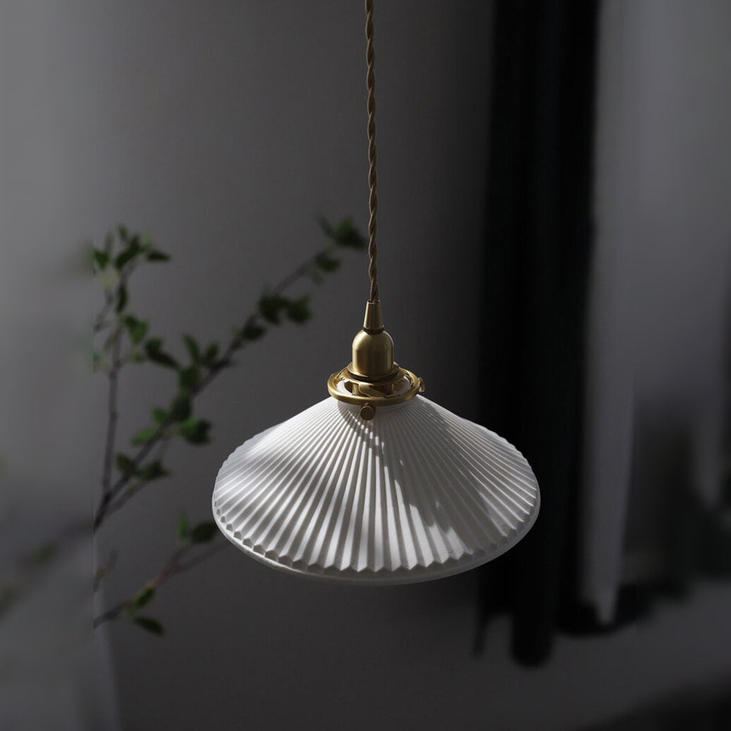 Sayuri – Lampe suspendue en céramique blanche et laiton