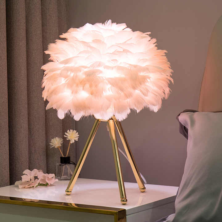 PlumeLégère – Lampe suspendue élégante avec plumes fines