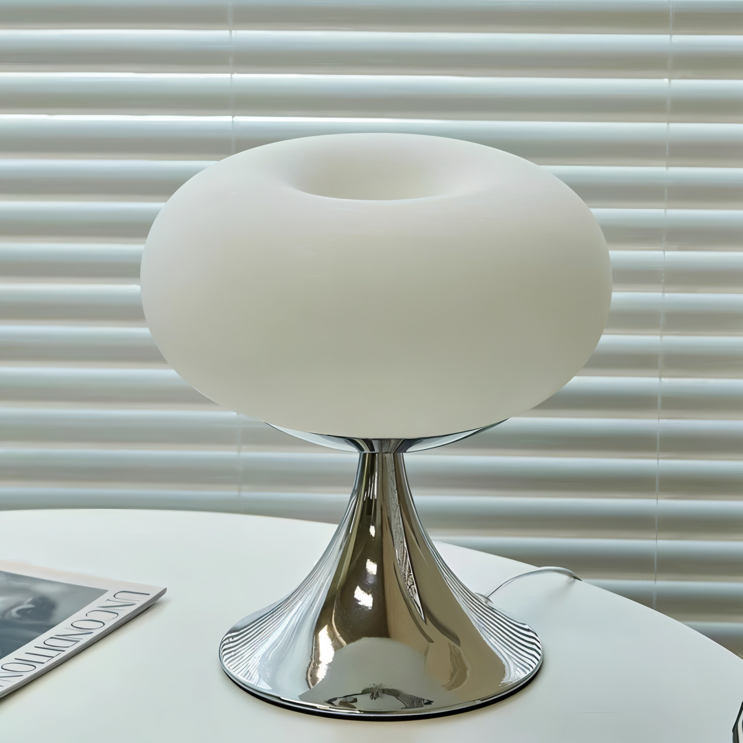 Ami – Lampe de table en verre macaron courbée