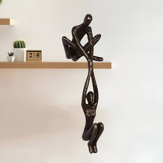 DynamicDuo - Statue artistique d’un homme portant une femme