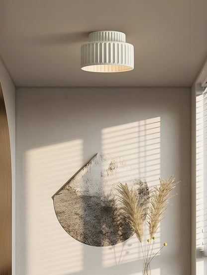 BrumeForme – Plafonnier en résine mate nervurée