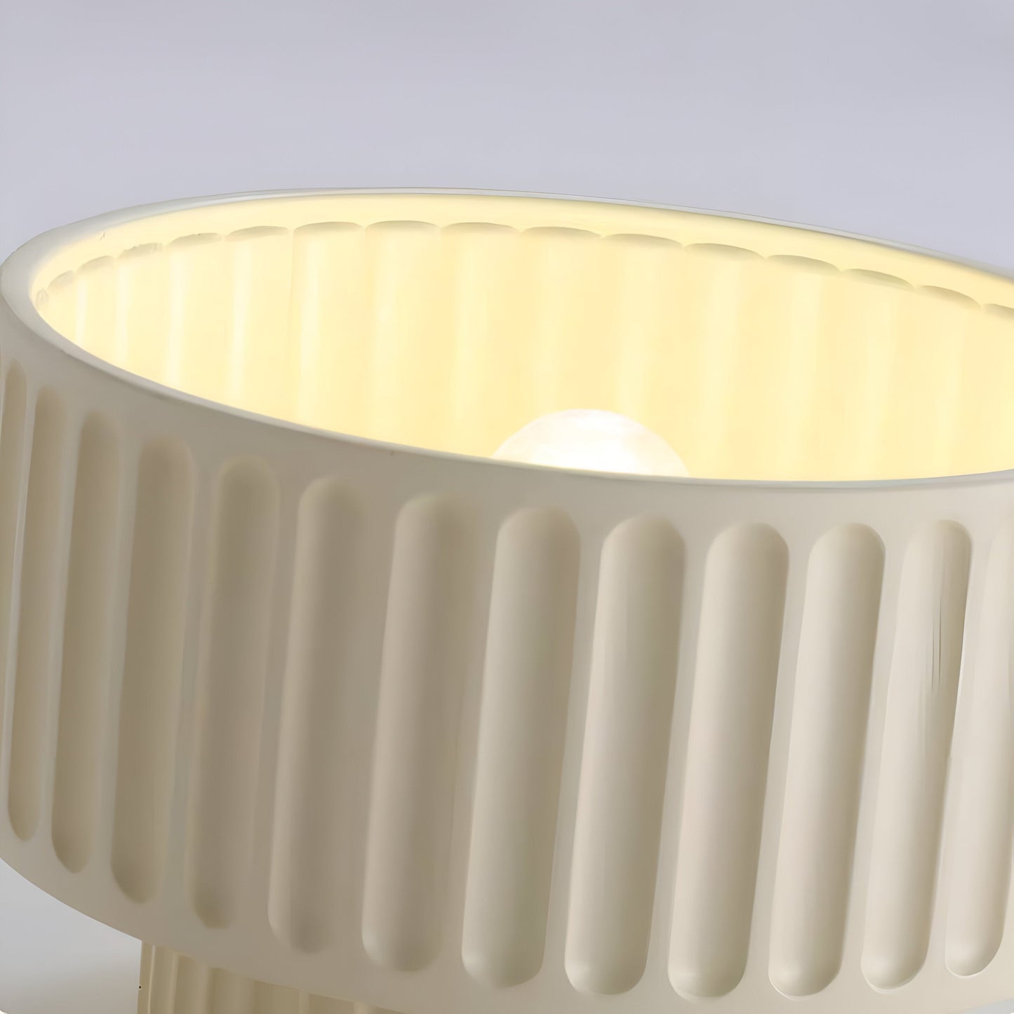 BrumeForme – Plafonnier en résine mate nervurée