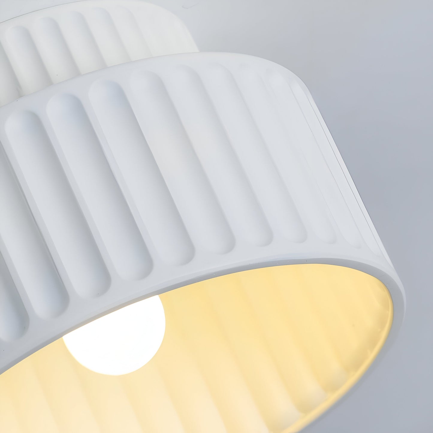 BrumeForme – Plafonnier en résine mate nervurée