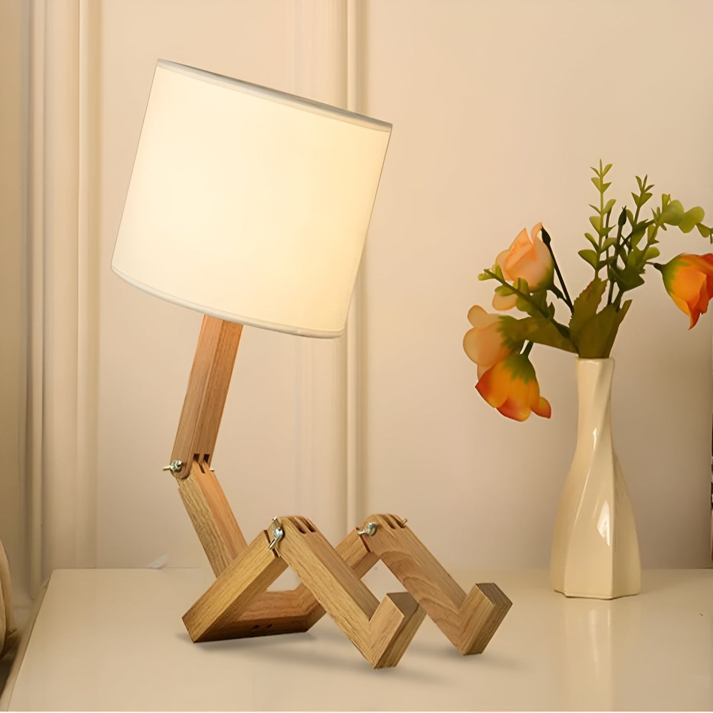 Compagnon Tech – Lampe robot avec socle flexible en bois