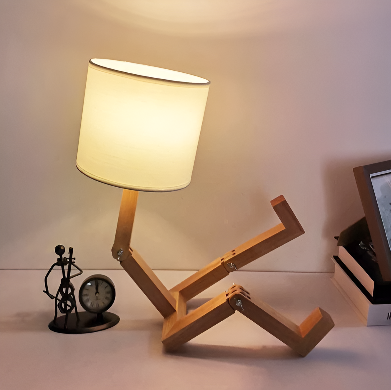 Compagnon Tech – Lampe robot avec socle flexible en bois