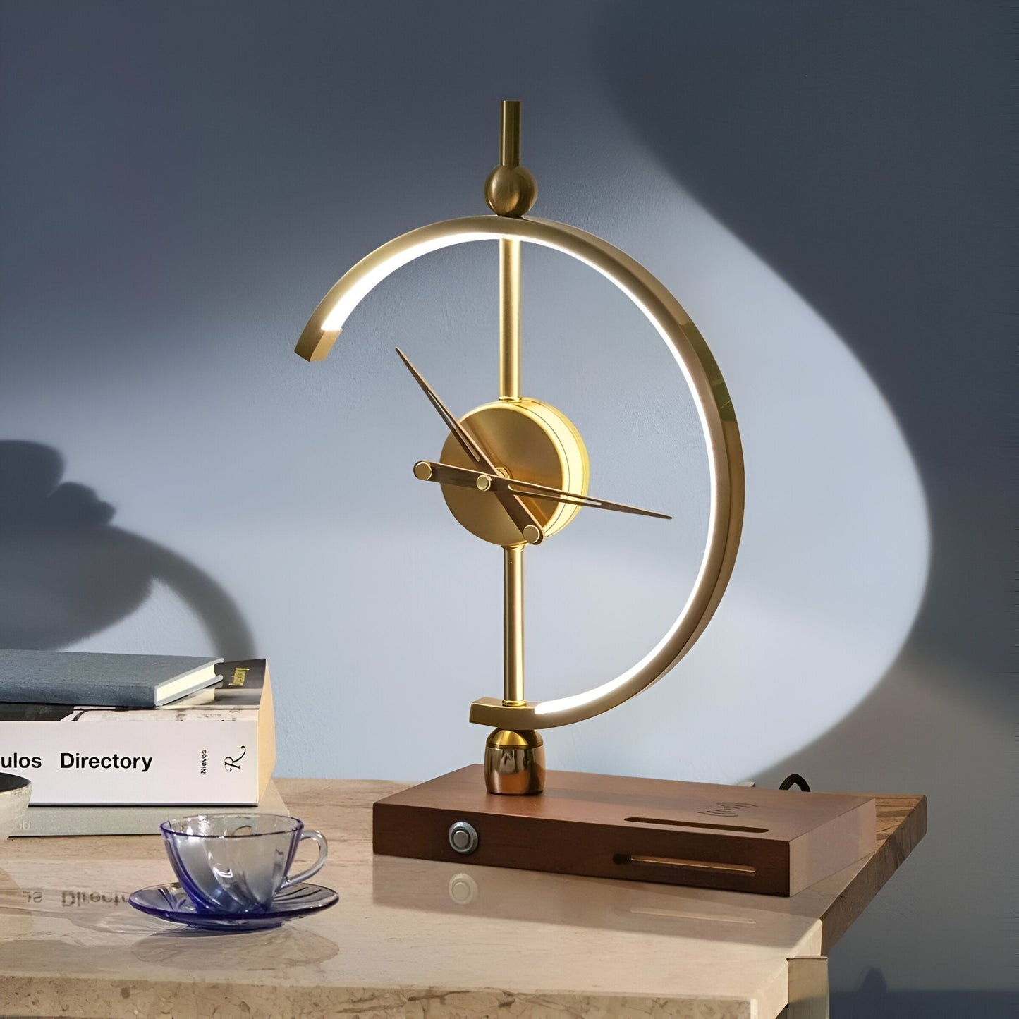Horloge GLux – Lampe de table LED dorée avec chargeur sans fil Qi et horloge intégrée