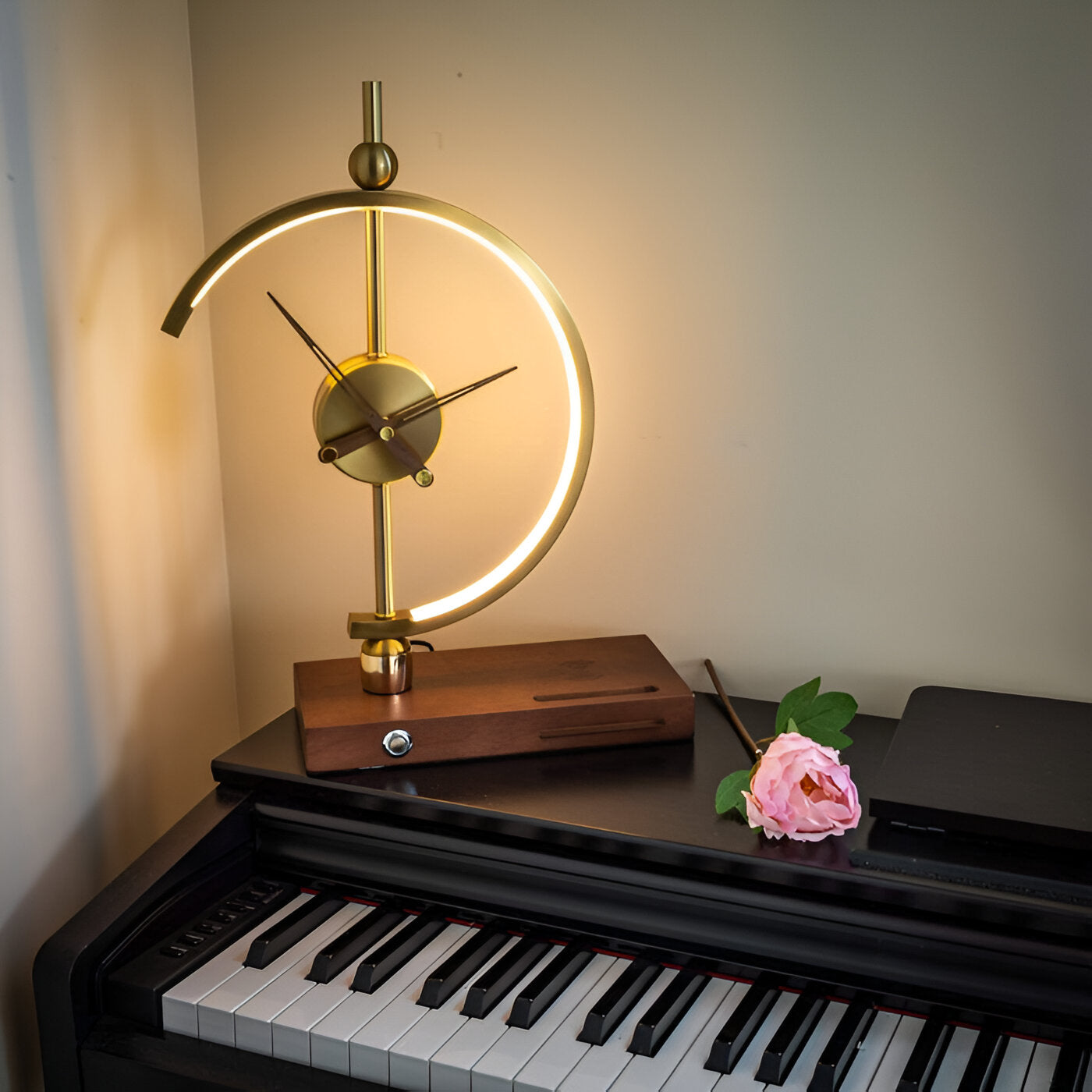 Horloge GLux – Lampe de table LED dorée avec chargeur sans fil Qi et horloge intégrée