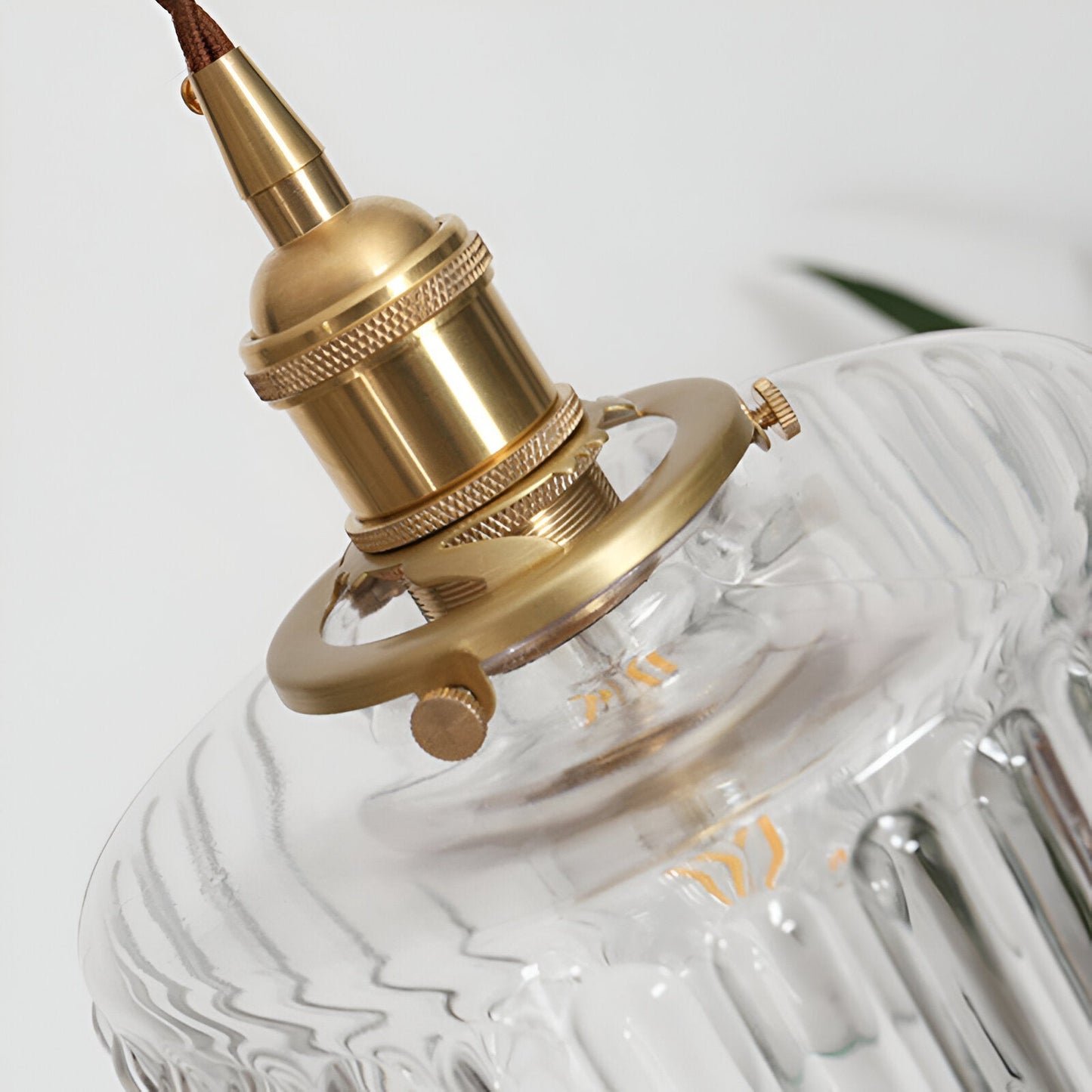 ÉmeraudeLustre – Suspension rétro en vert profond & verre sculpté