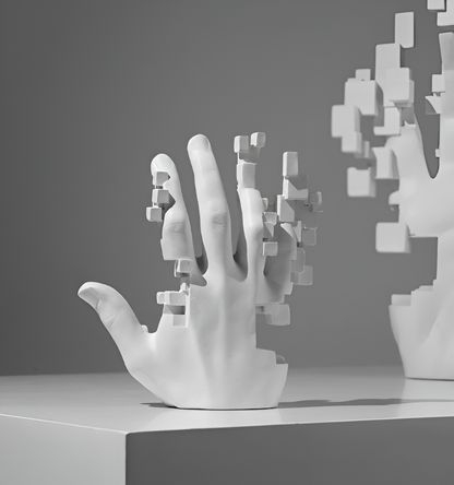 Main Mosaïque – Statue abstraite en résine représentant une main glitch artistique