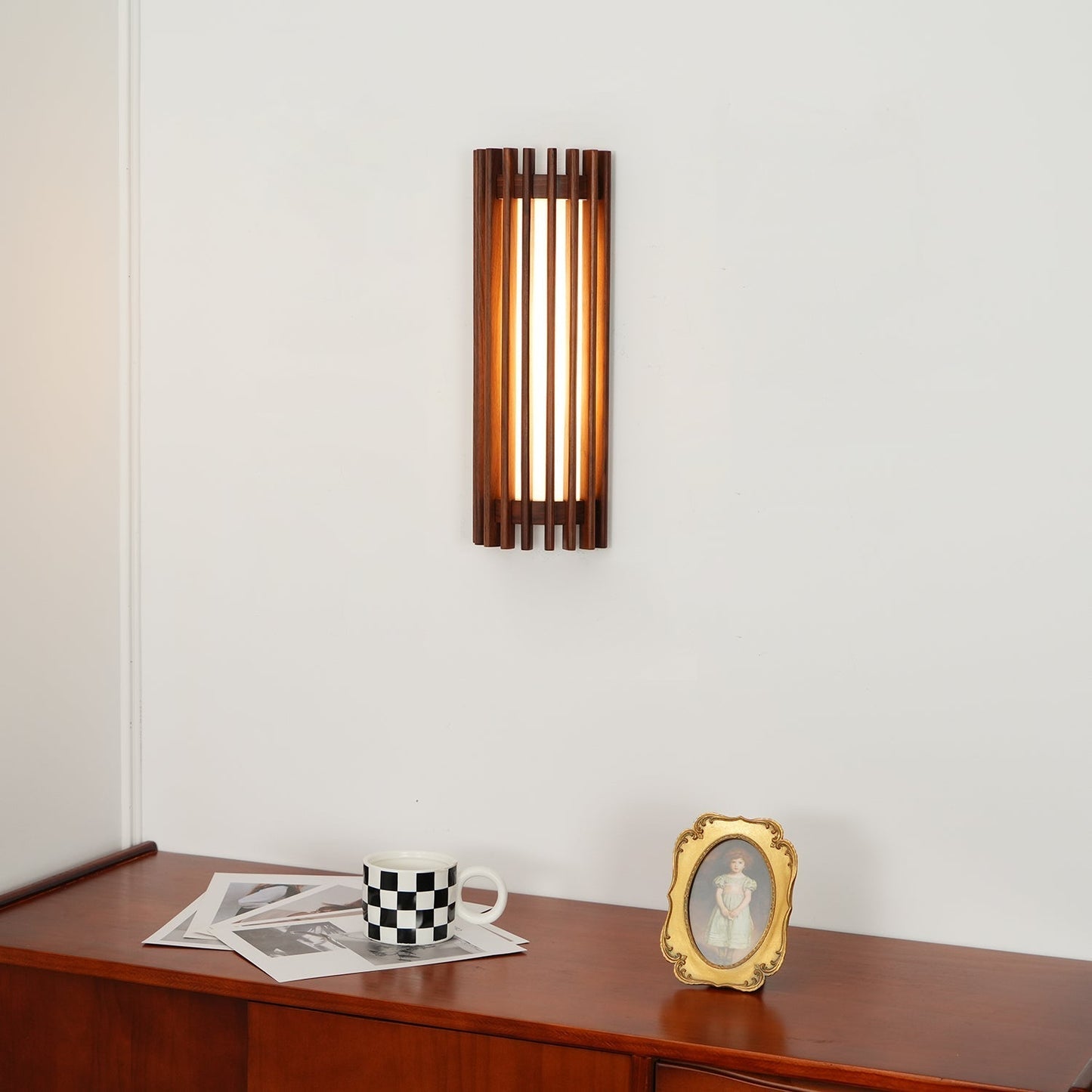 Yara – Lampe murale en noyer