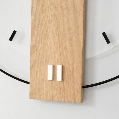 Holzwanduhr mit leisem Ticken