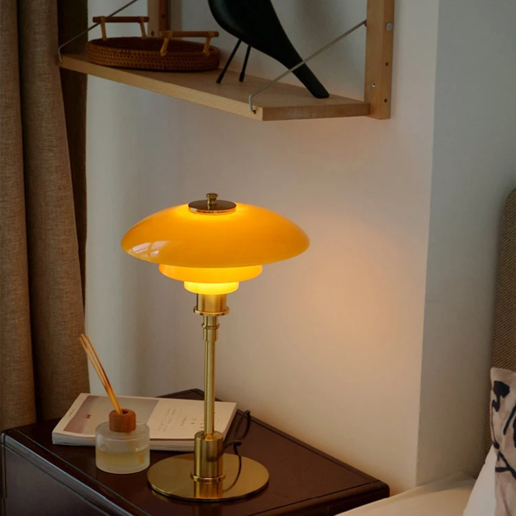 Mara – Lampe de table artistique en verre et fer forgé